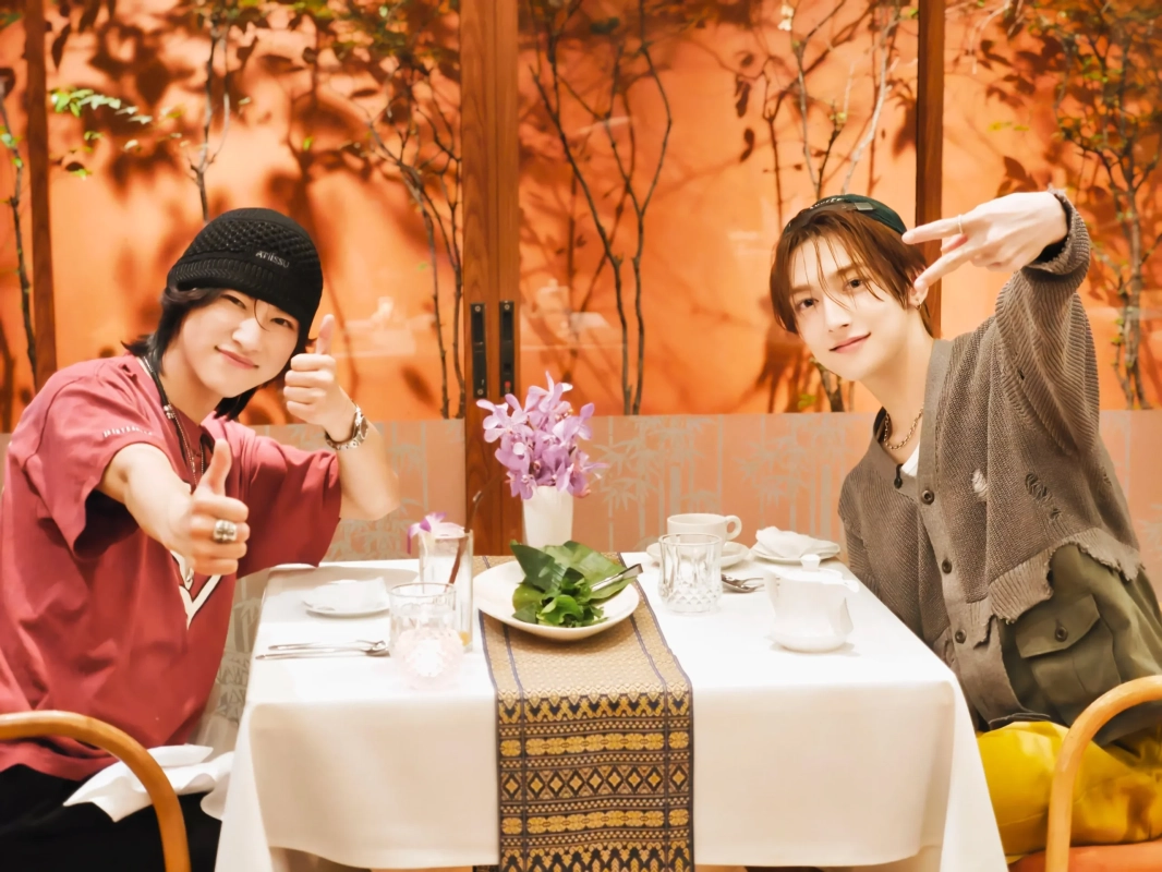 ROIROMの2人がタイのレストランで笑顔を見せる様子