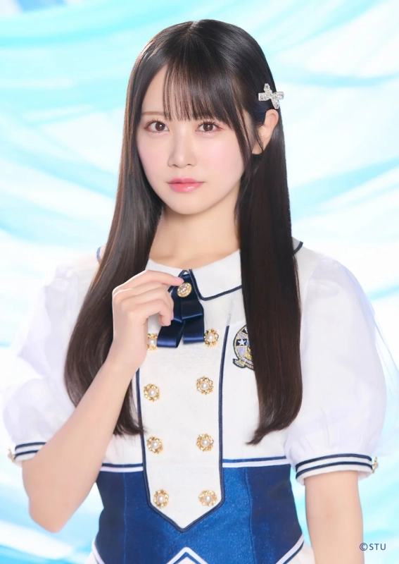 白いセーラー服風衣装の中村舞さん