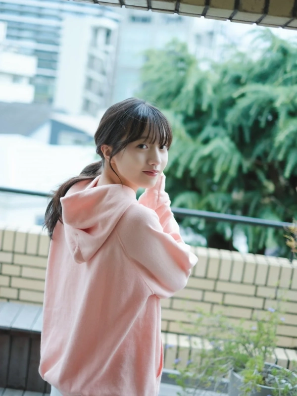 乃木坂46・海邉朱莉さんのピンクパーカー姿