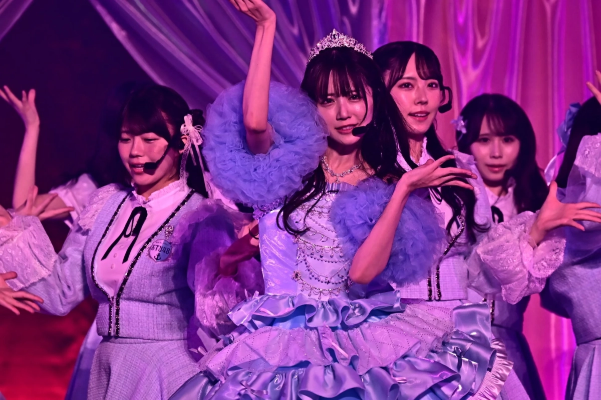 フリルの衣装でパフォーマンスするSTU48メンバー