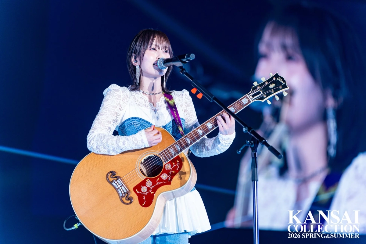 アコースティックギターを弾きながら歌う女性ミュージシャンの姿