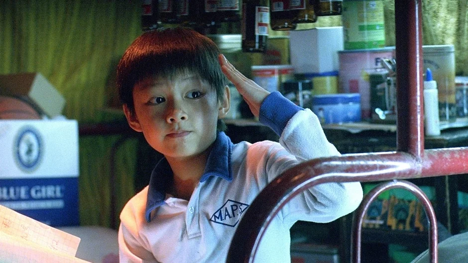 少年が敬礼している画像