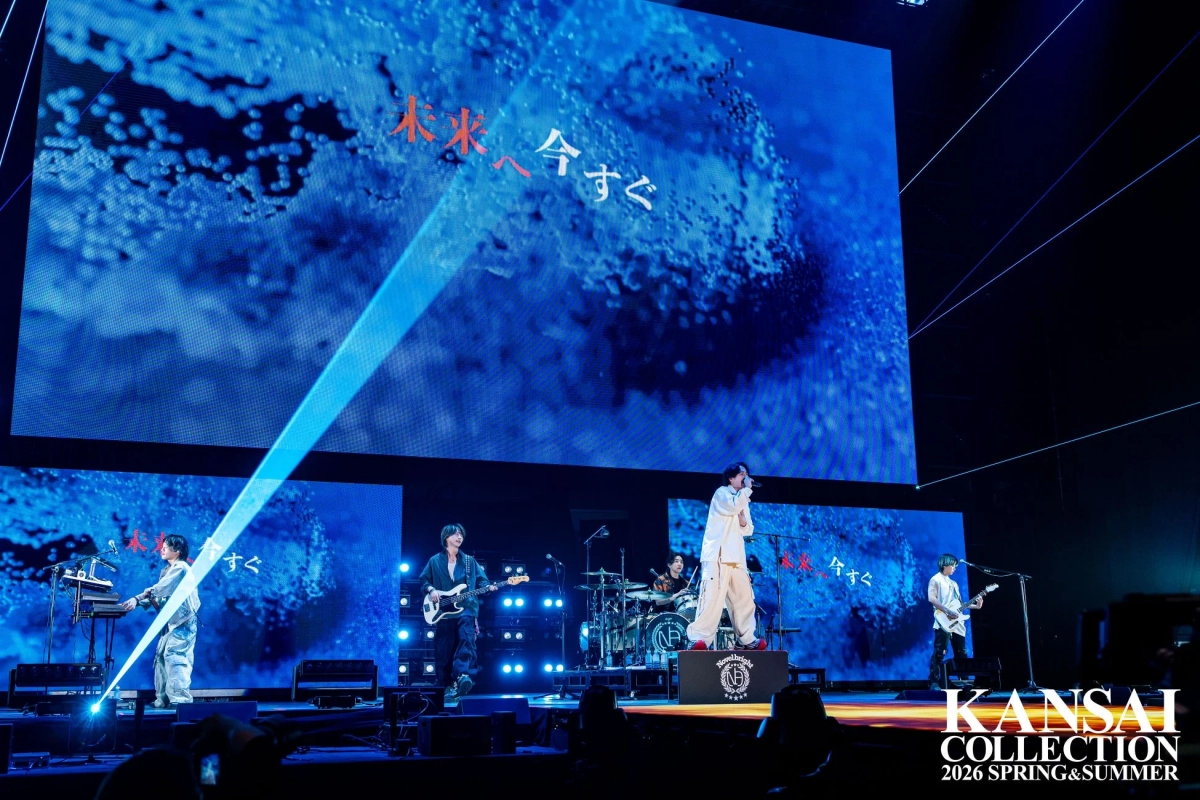 大きなスクリーンに「未来へ、今すぐ」と表示されたステージで、バンド「Novelbright」が演奏しているライブの様子