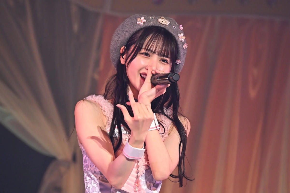 ベレー帽をかぶって歌う中村舞さん