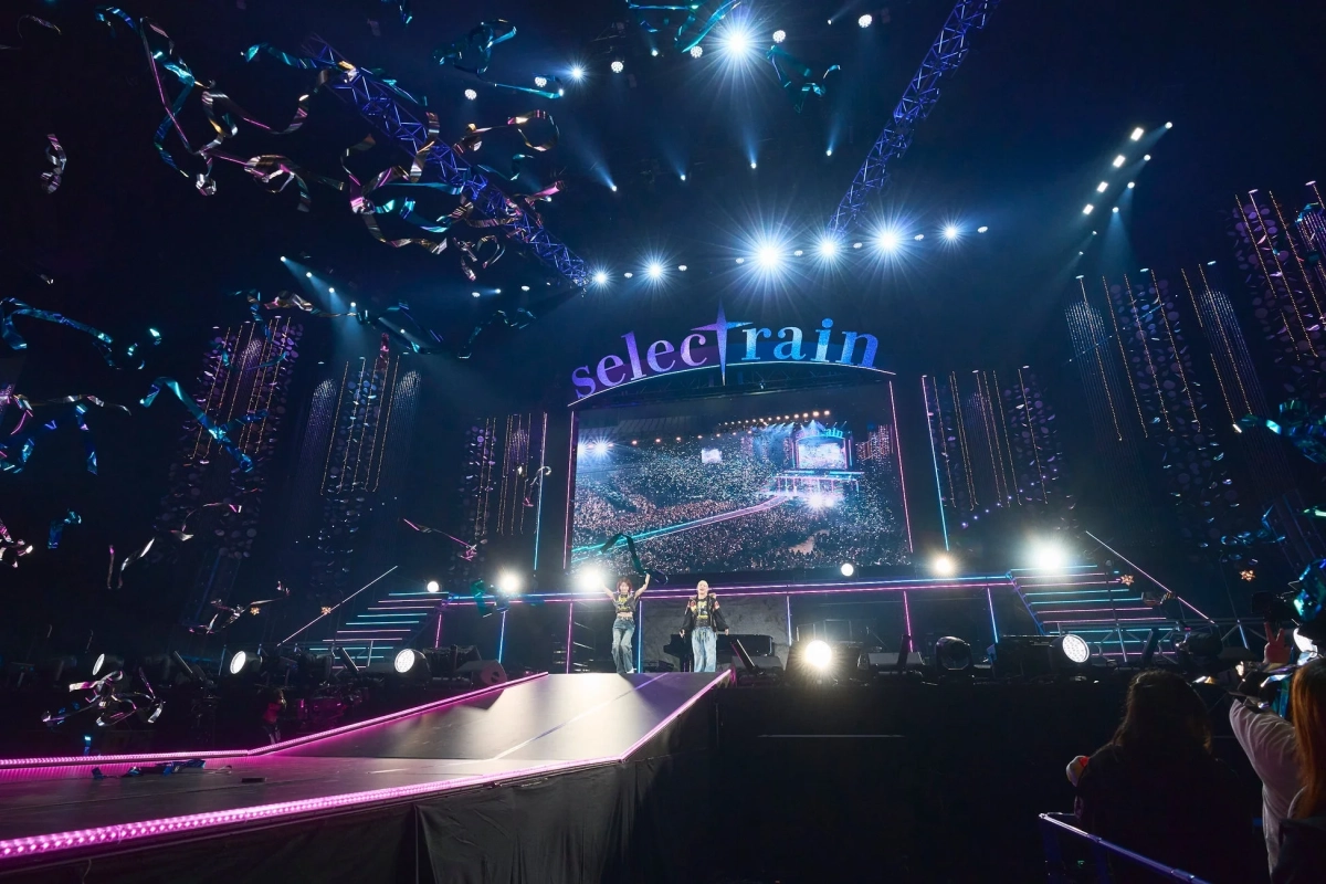 ライブステージでのアーティストと観客