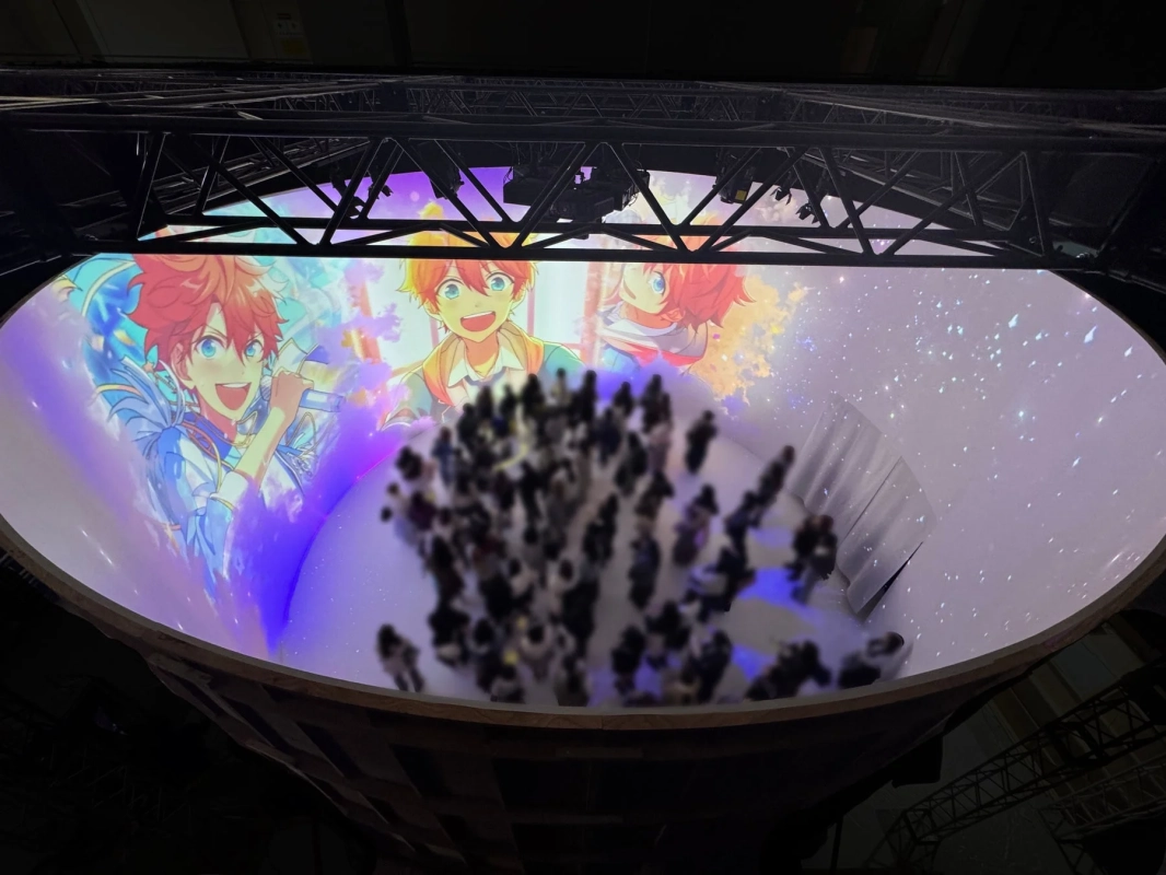 アニメキャラクターが映し出された巨大なプロジェクションマッピングイベント