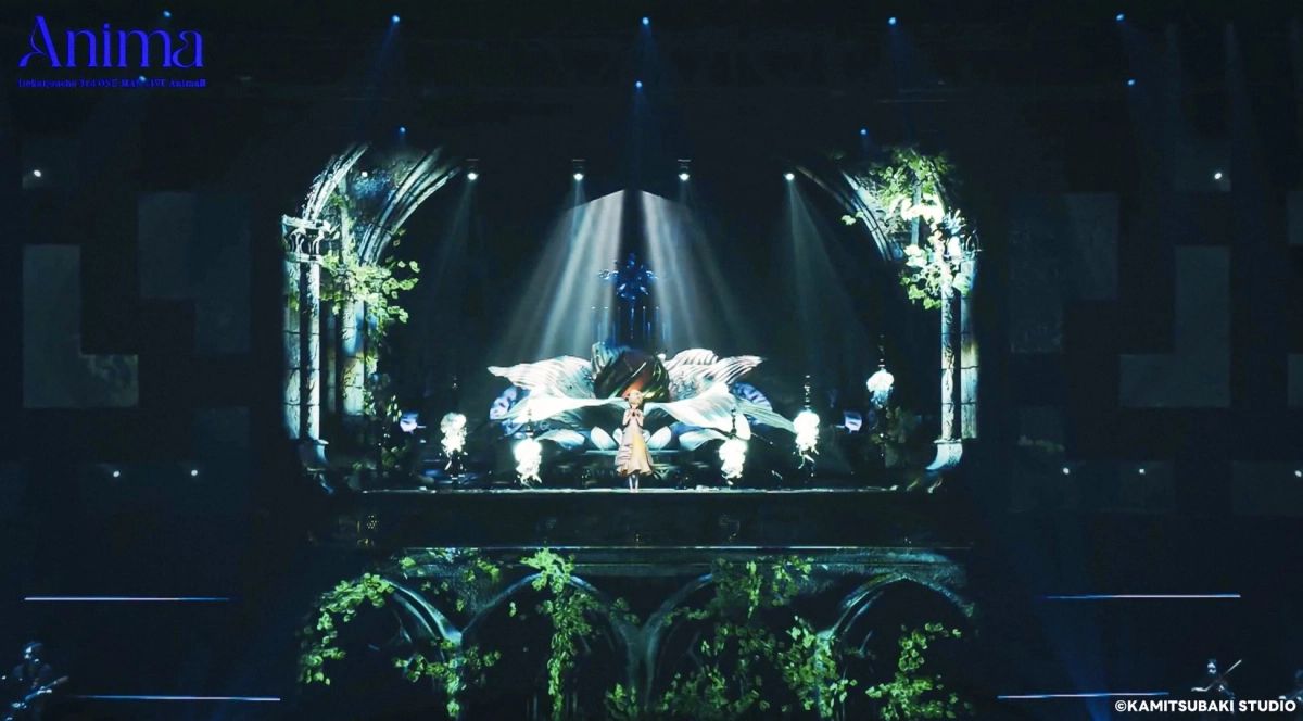 幻想的なステージで歌うアーティスト