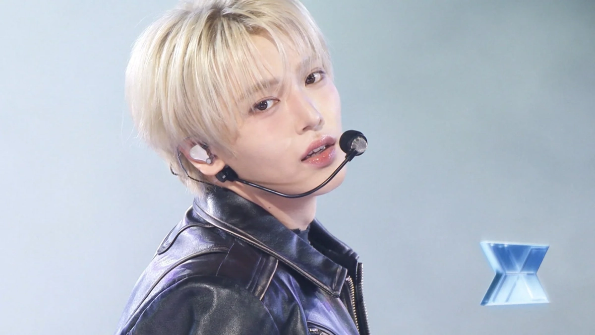 金髪の男性アイドルがステージでパフォーマンス中