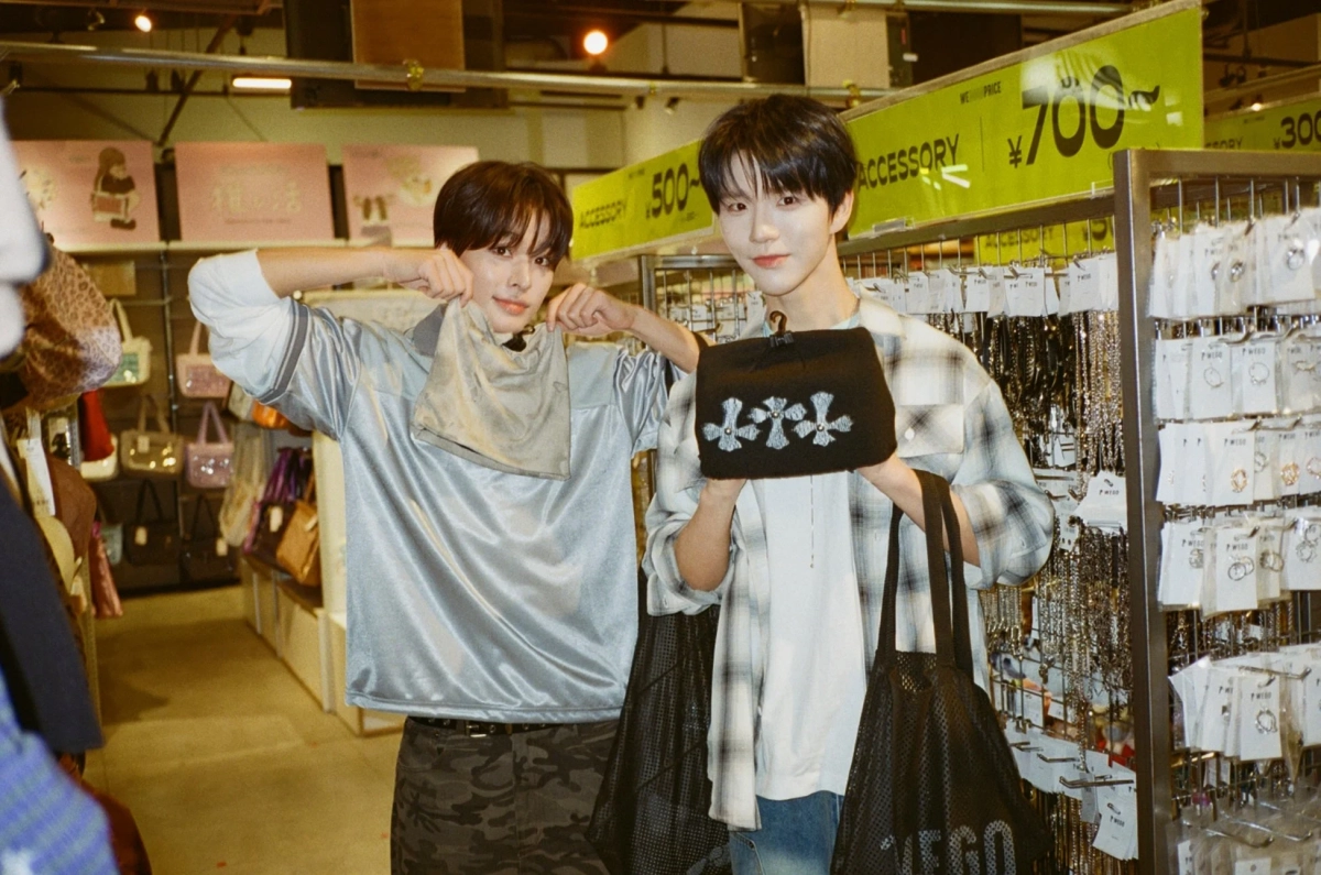 WEGO店内でアクセサリーを見るNCT WISHメンバー