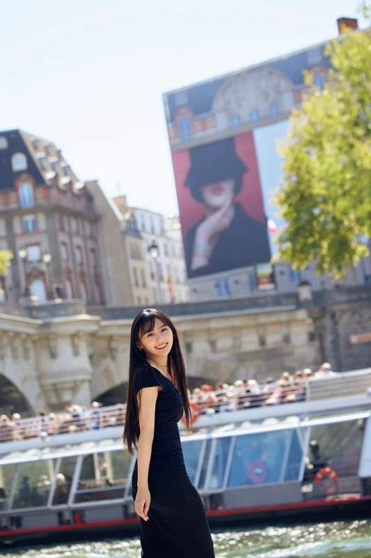 パリの街並みを背景に笑顔