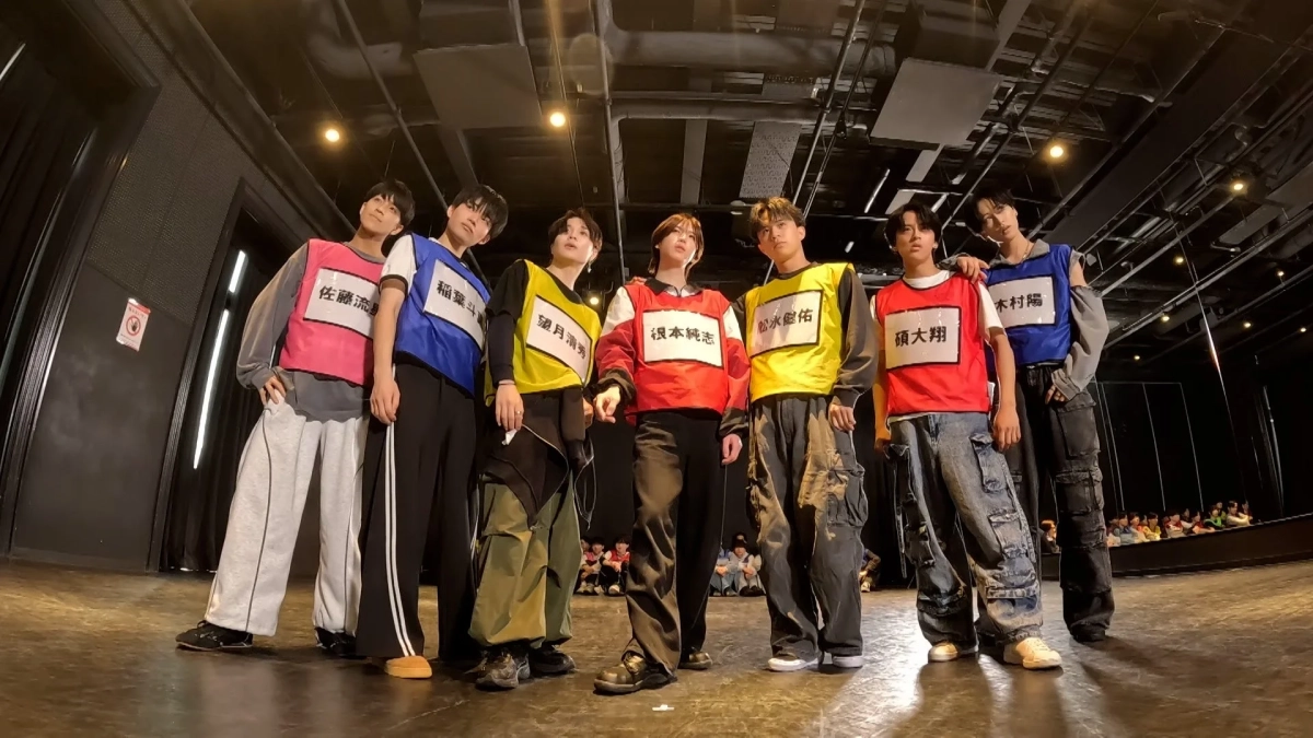 7人の男性が並んでポーズ