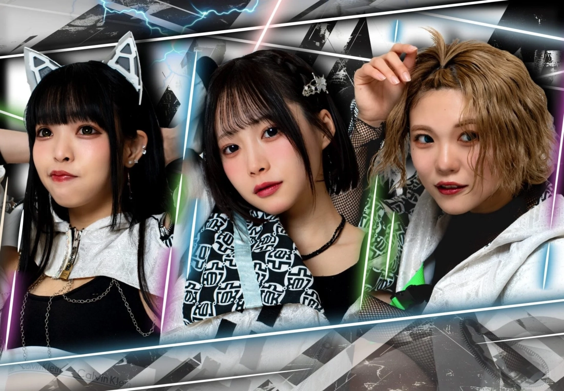 未来的な背景とネオンライトの中でポーズをとる3人の女性アイドル