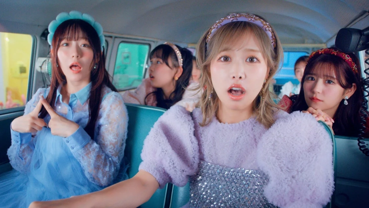 カラフルな車内で楽しげな表情のメンバー