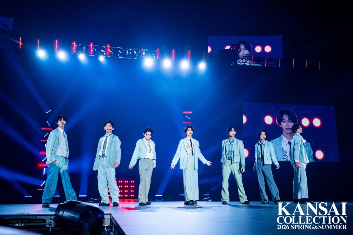 ミントグリーンの衣装を着た男性アイドルグループがパフォーマンス