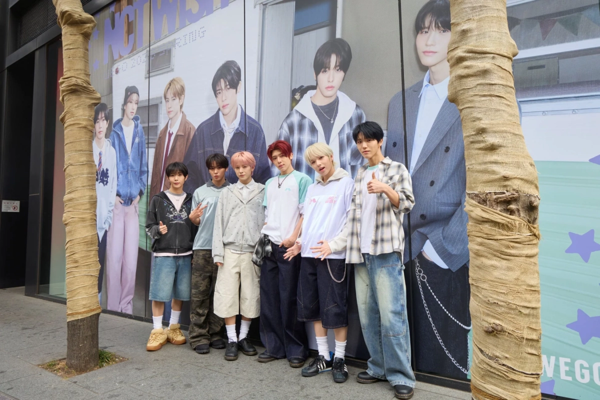 NCT WISHメンバーがWEGOプロモーションポスターの前でポーズ