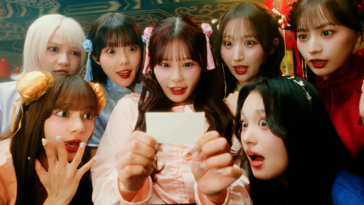 白いカードに驚くCANDY TUNEメンバー