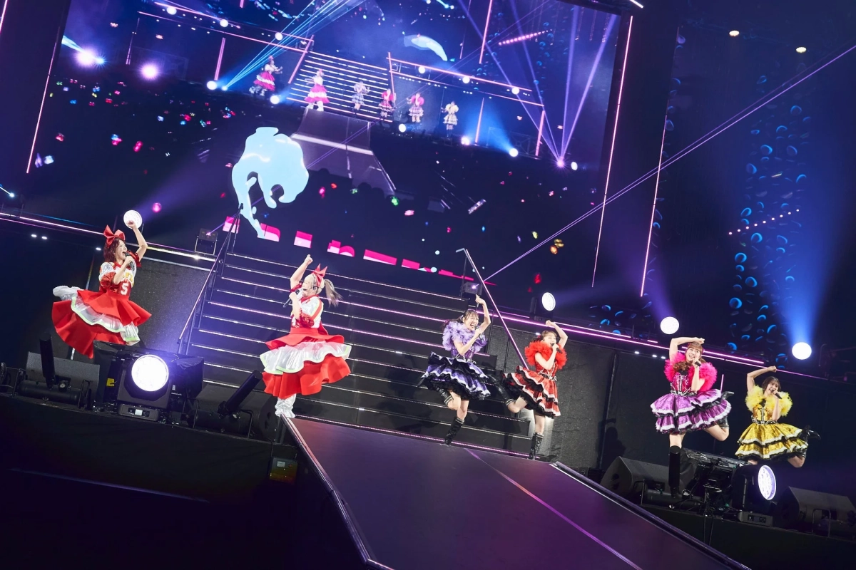 華やかなステージでのパフォーマンス