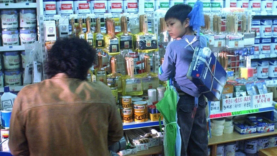 金物店のような場所で少年と男性