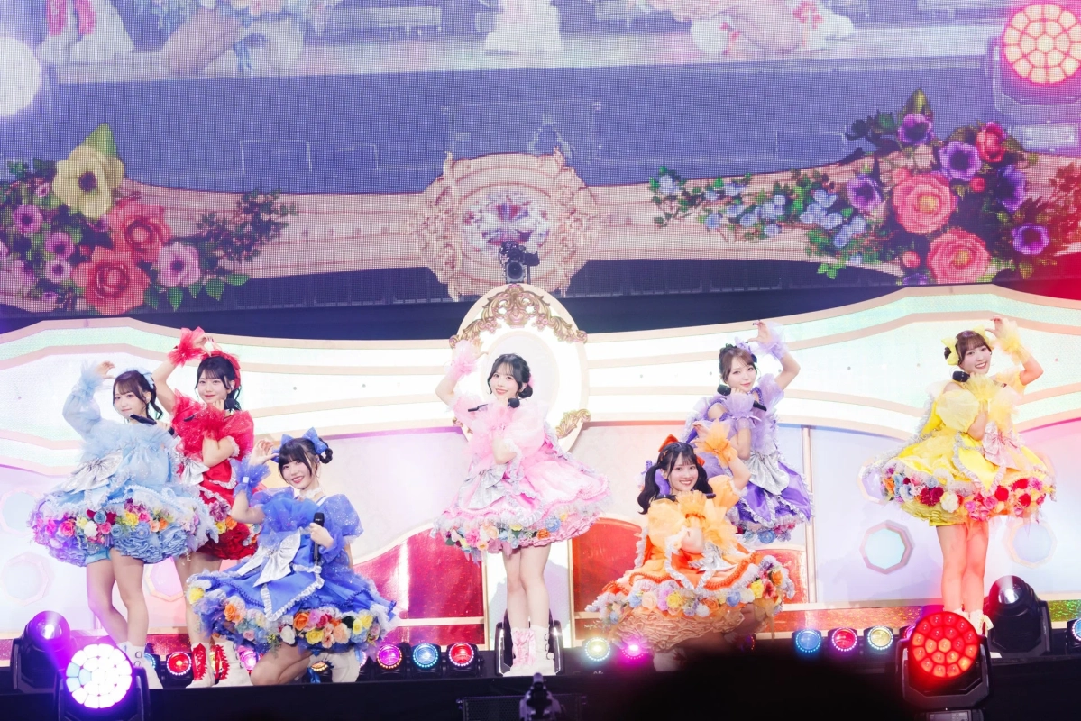 新衣装でパフォーマンスするメンバー