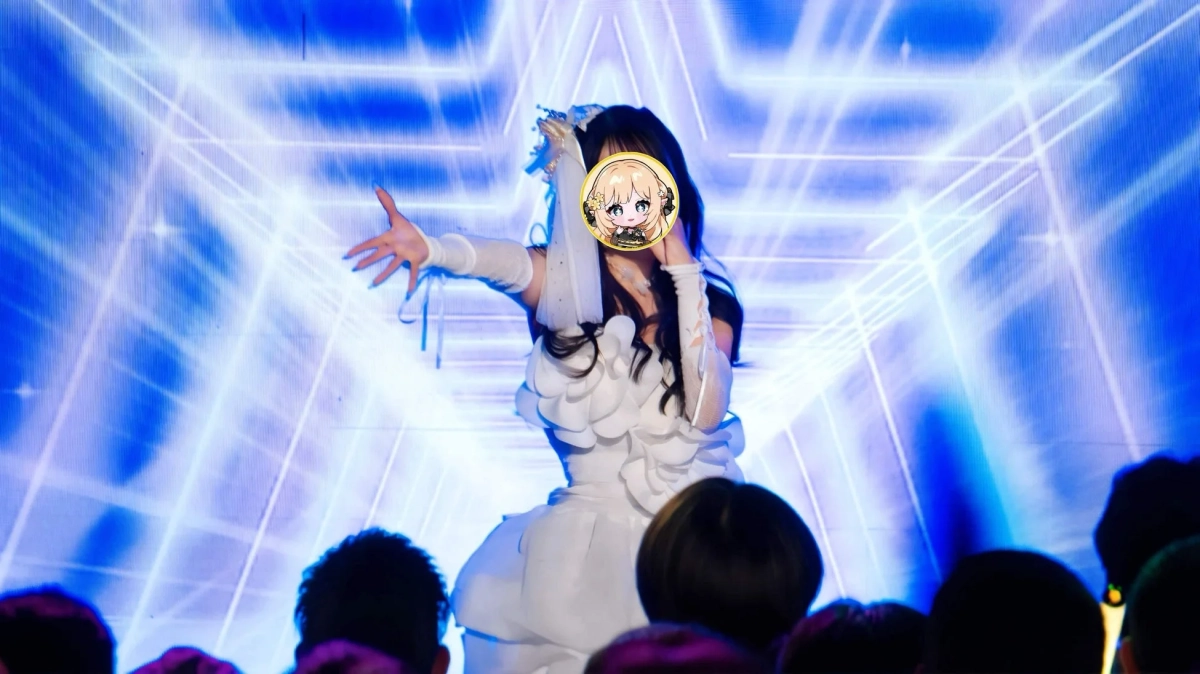 青い光が照らすステージ