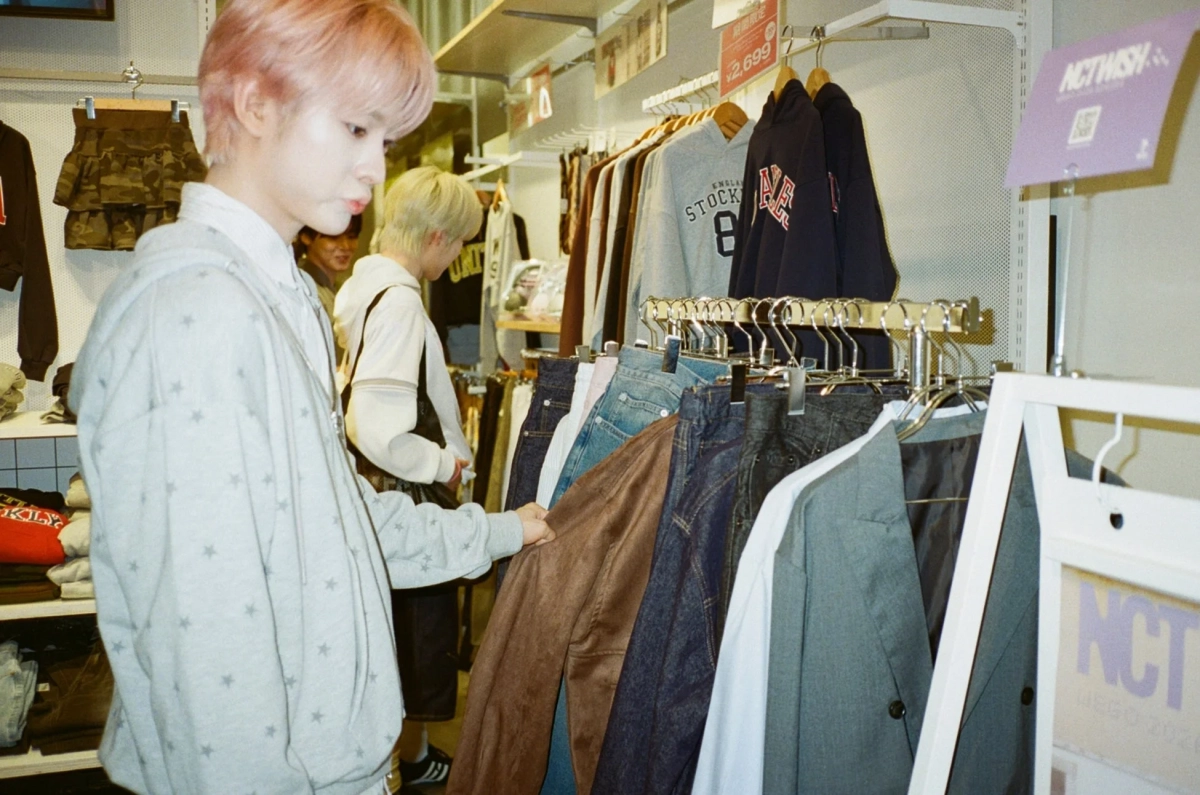 WEGO店内で服を選ぶNCT WISHメンバー