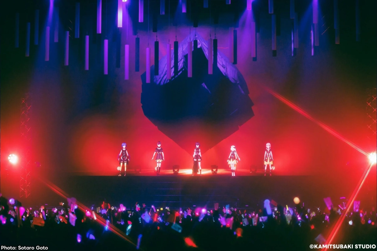 複数のバーチャルキャラクターがパフォーマンスするライブステージ