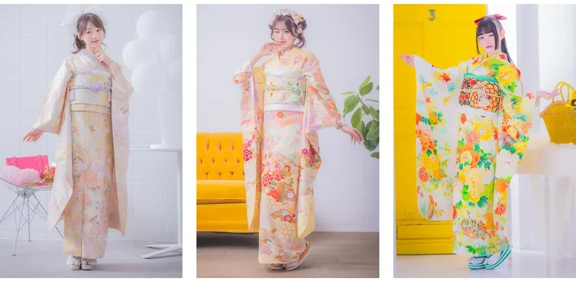 華やかな花柄の振袖を着た3人の若い女性