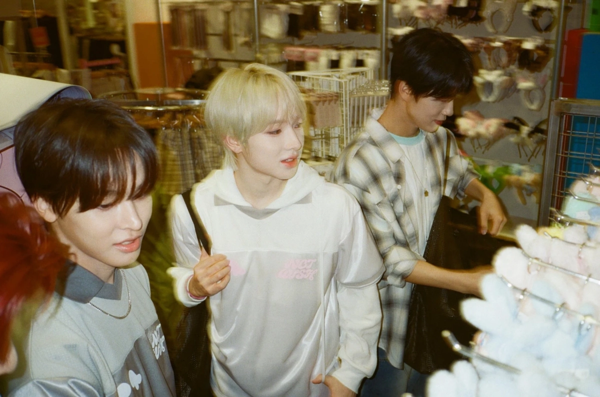 NCT WISHメンバーがWEGO店内でショッピング