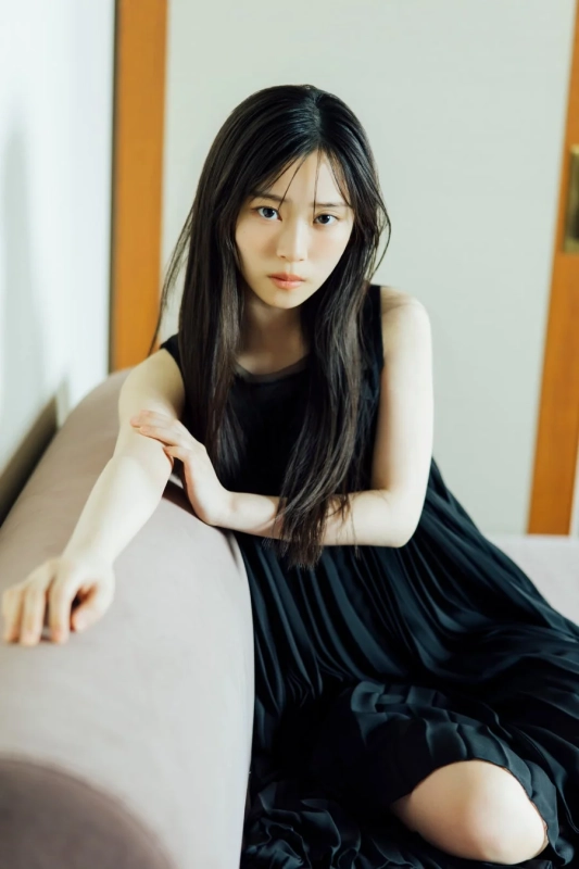 山下瞳月さんの黒いワンピース姿