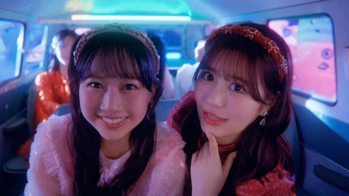 カラフルな照明の車内で笑顔のメンバー