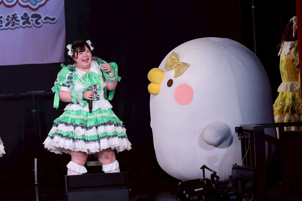 ピスケ＆うさぎとパフォーマンスするメンバー