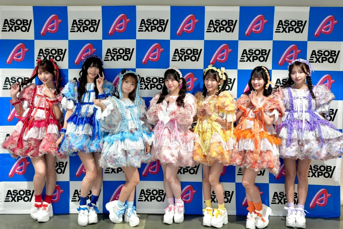 カラフルな衣装のアイドルグループ集合写真