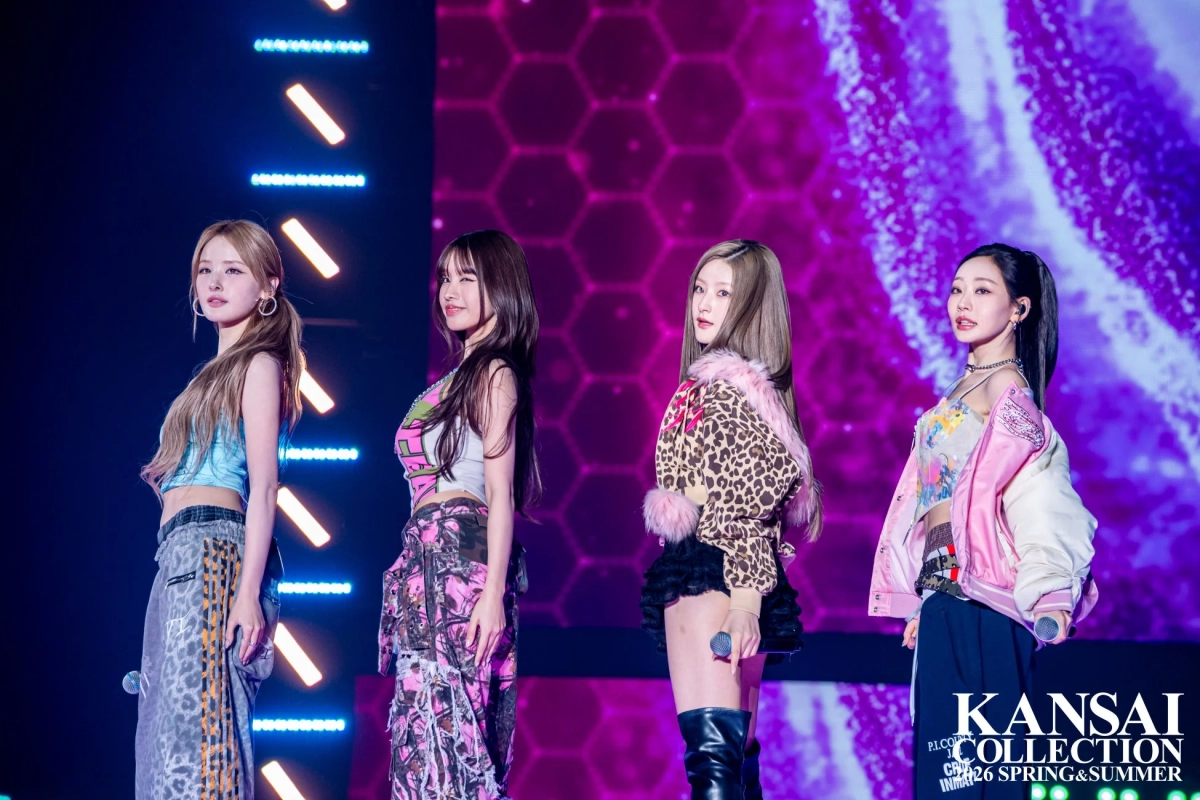 カラフルで個性的な衣装を身につけた4人の女性がポーズを取っている様子