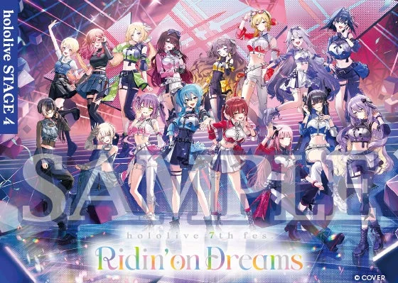 ホロライブの多数のVTuberたちが、きらびやかなステージ上で様々なポーズをとっているイラスト