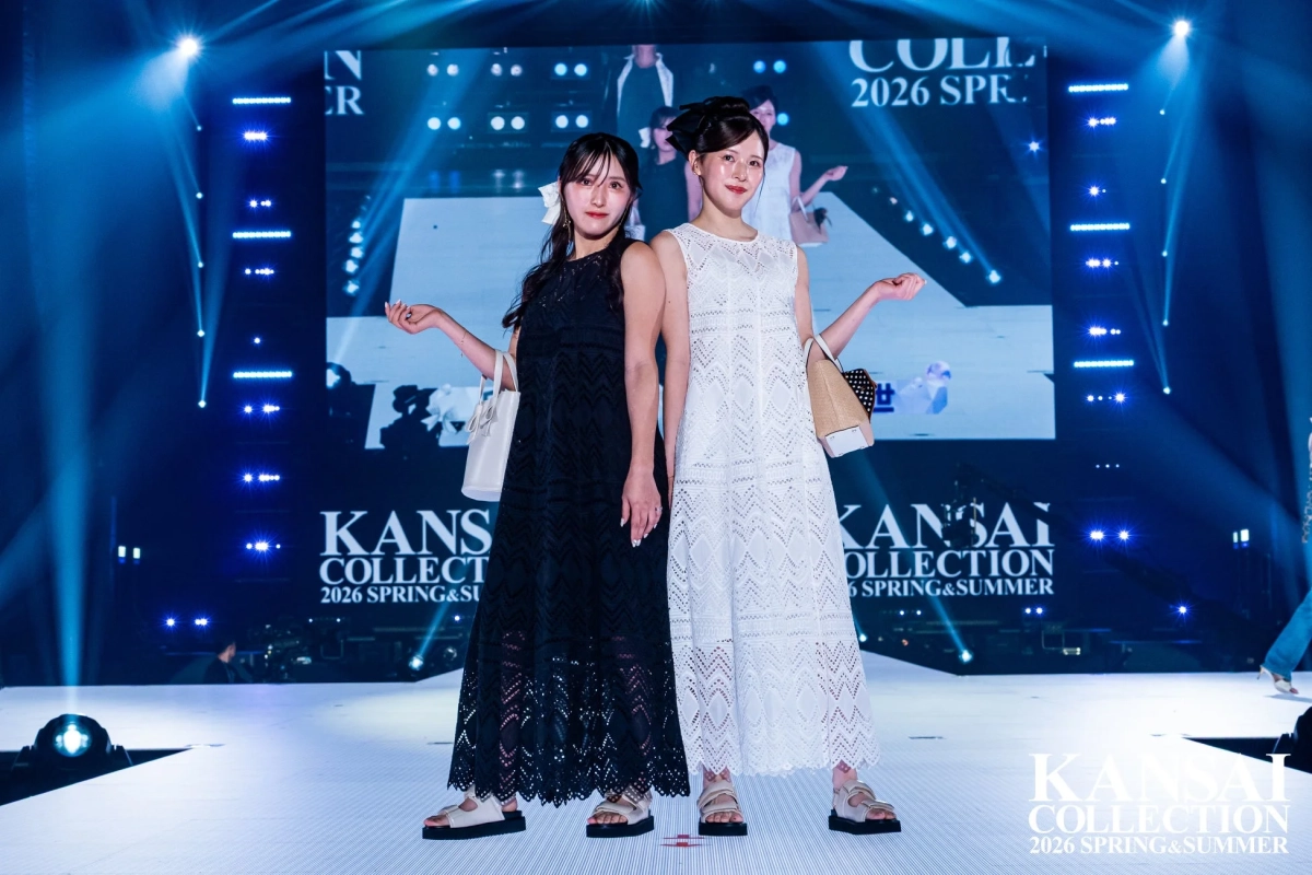 黒と白のロングドレスを着た2人のモデルがポーズ