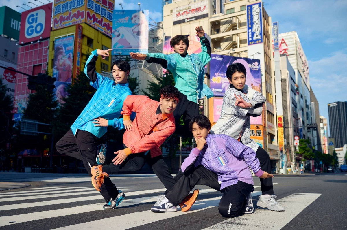 秋葉原の横断歩道でポーズをとるESPICEのメンバー