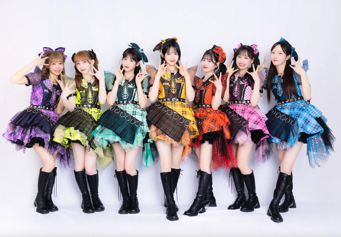 カラフルな衣装を着用したアイドルグループ
