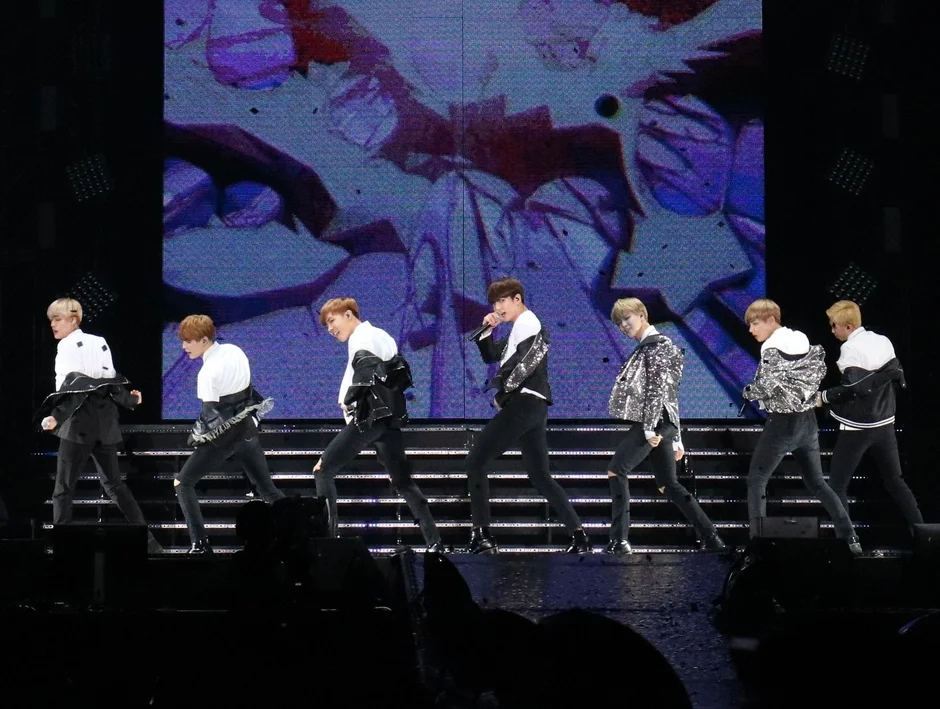 ステージ上でパフォーマンスを行う男性アイドルグループ