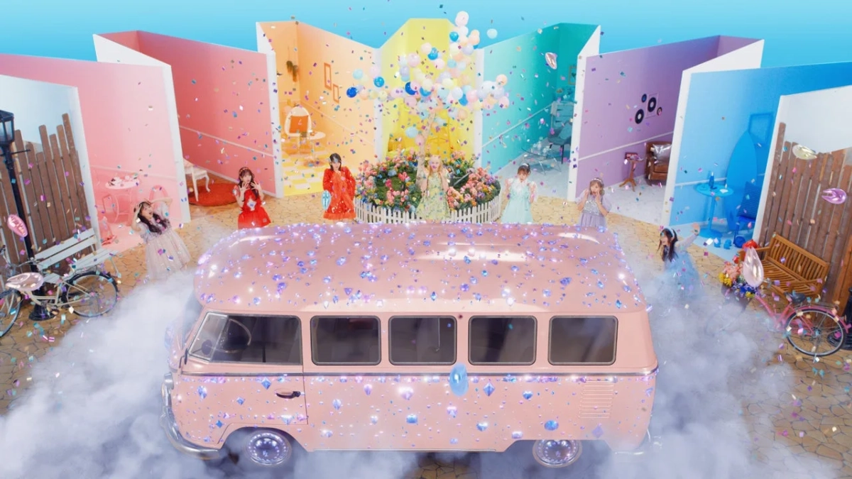 キラキラしたバンと紙吹雪が舞う中で笑顔を見せるメンバー