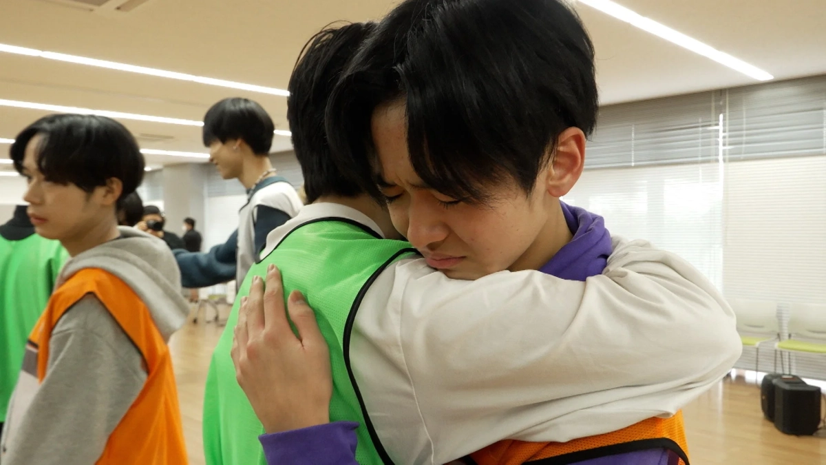 抱き合う男性二人