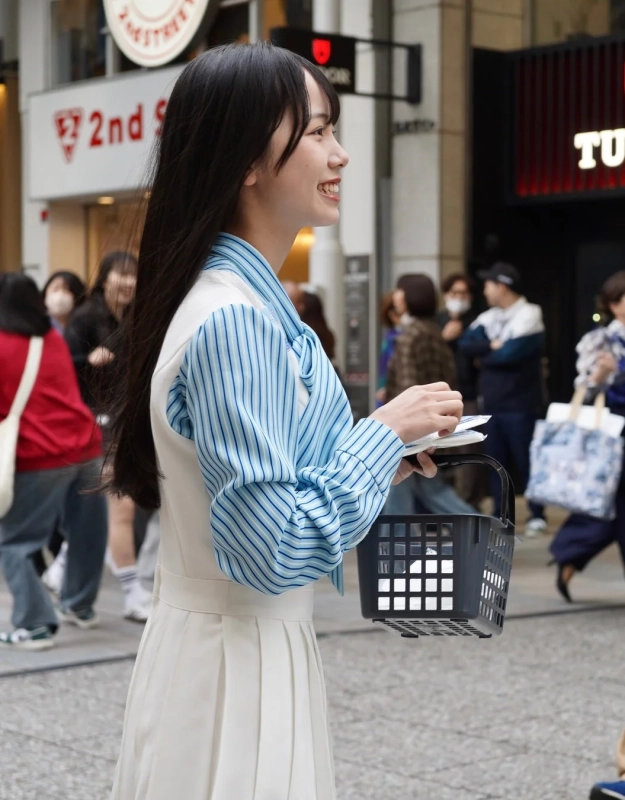 街中でティッシュを配るメンバー