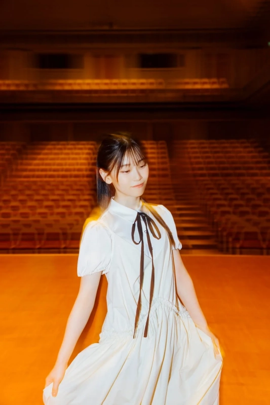 山下瞳月さんの白いワンピース姿