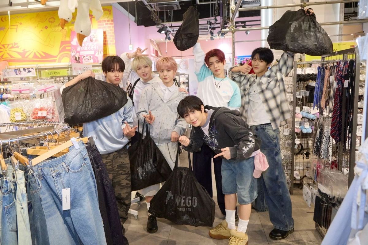 WEGO店内でポーズをとるNCT WISHメンバー