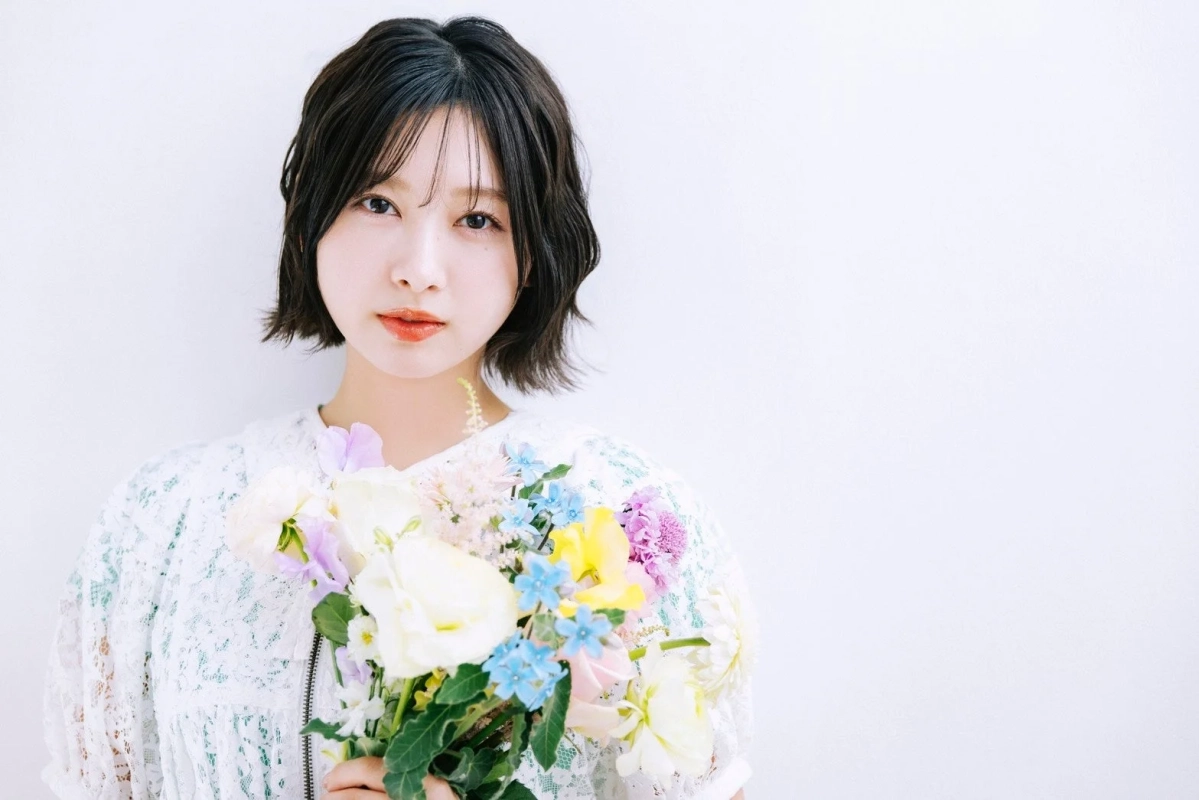 花束を抱える富田鈴花
