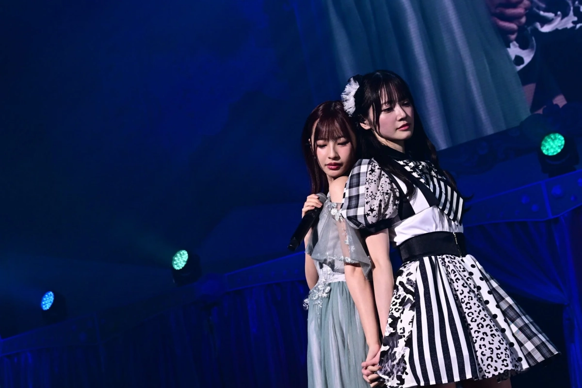 ステージでパフォーマンスする中村舞さんと沖侑果さん