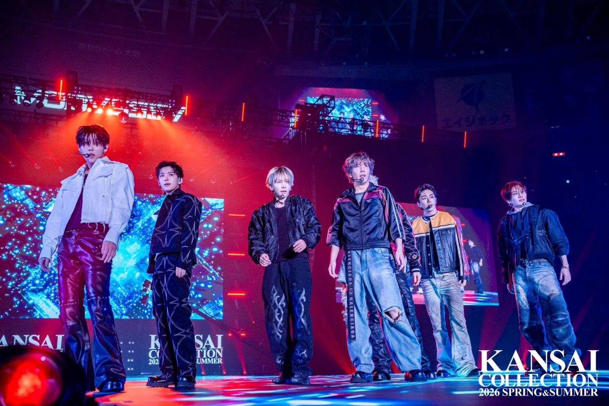 スタイリッシュな衣装をまとった男性グループがパフォーマンス