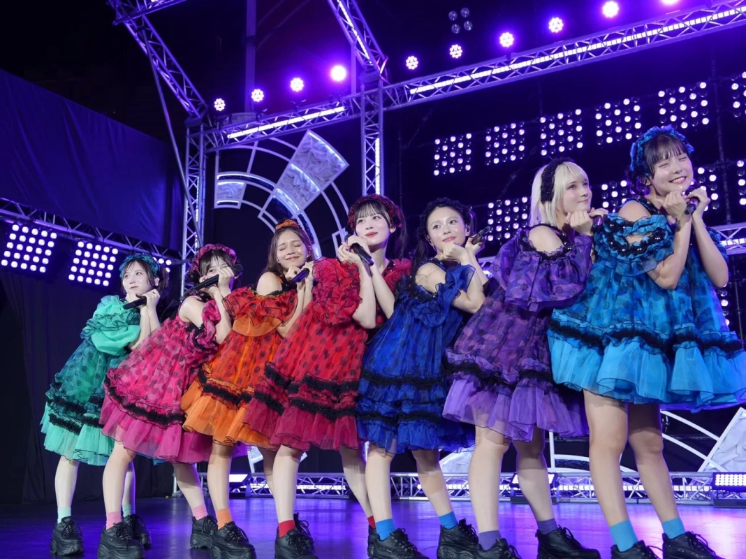 ステージでパフォーマンスするアイドルグループ