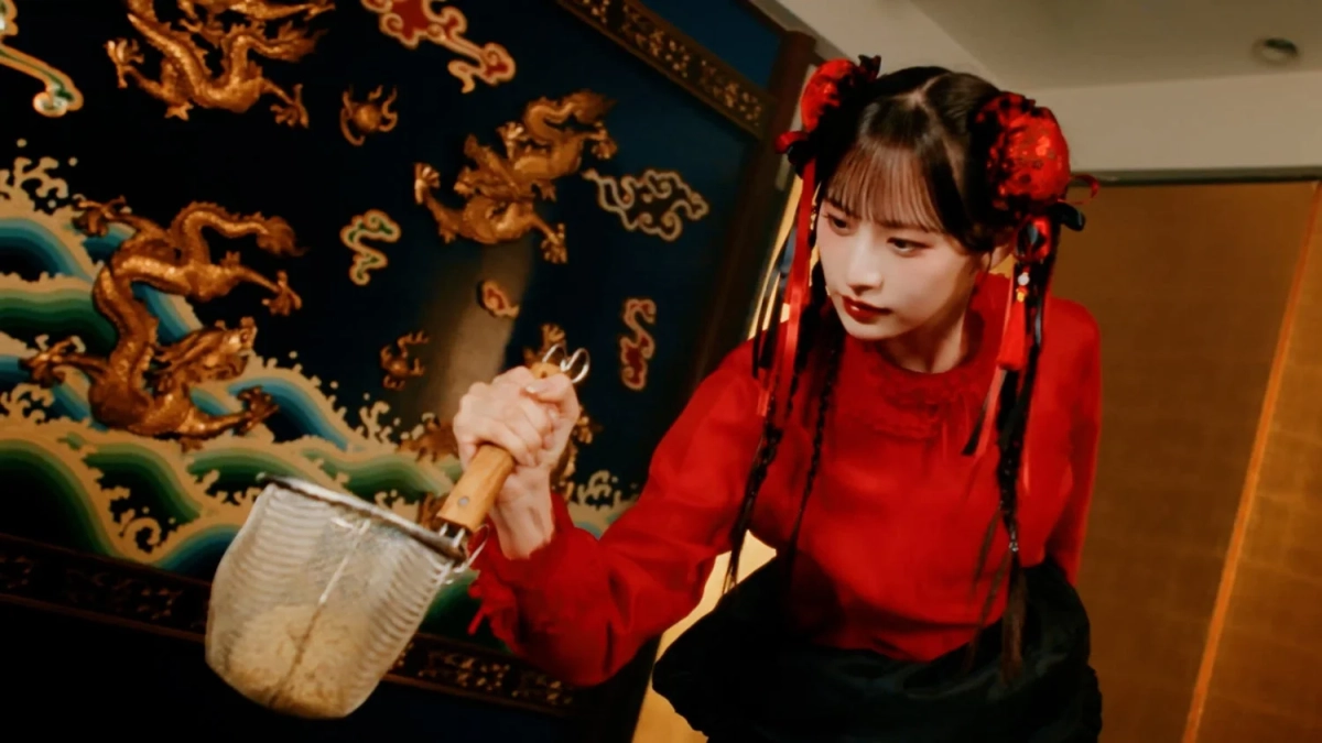 中華風の赤い衣装をまとった女性