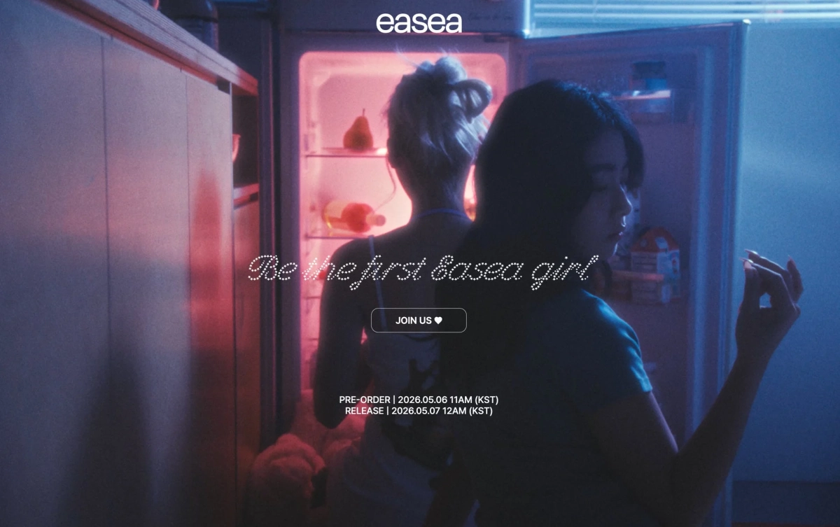 冷蔵庫前の女性2人