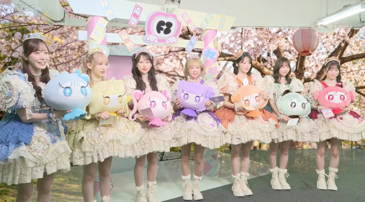 ステージ上のFRUITS ZIPPERメンバー